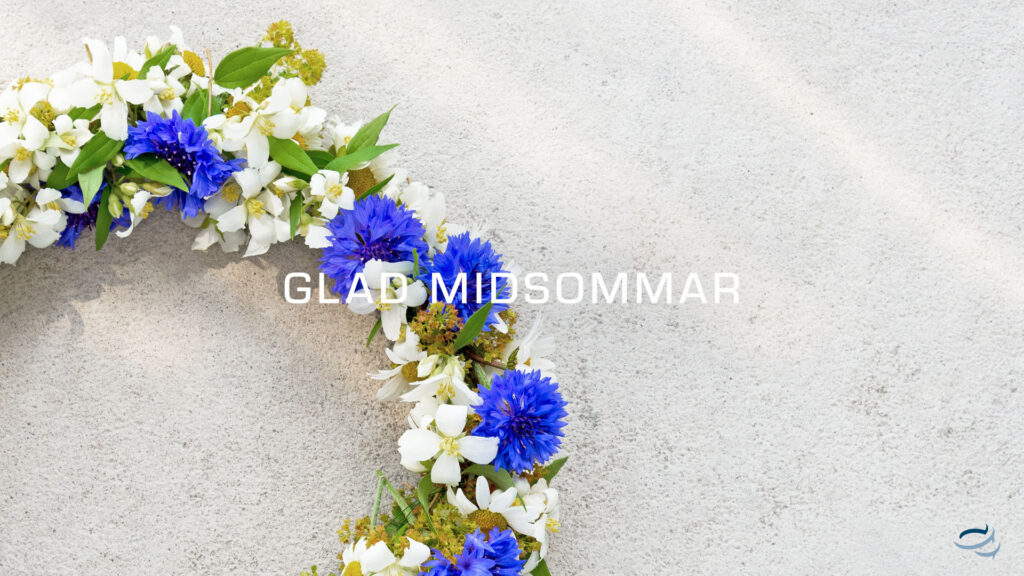 Midsommarkrans bredvid en prototal logga samt texten glad midsommar